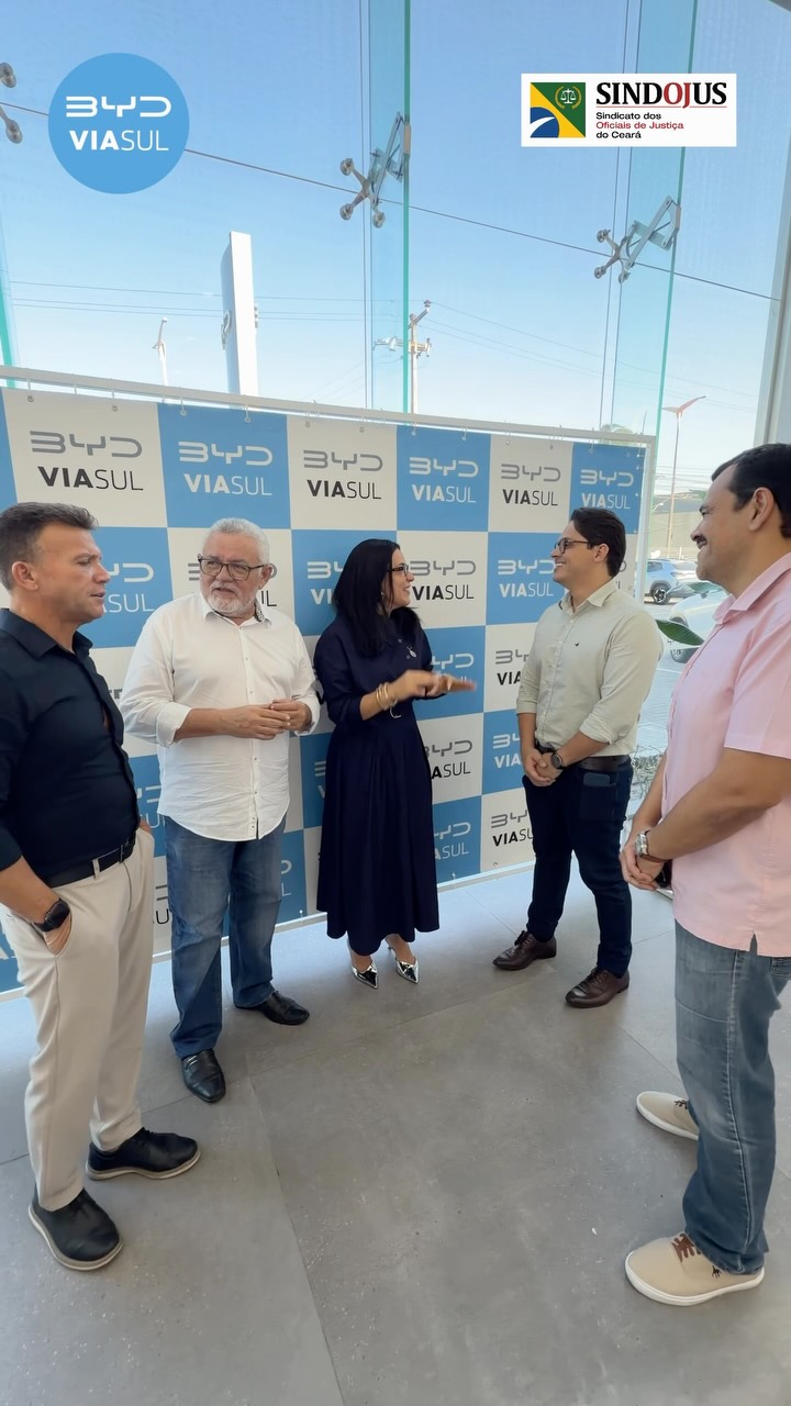 Em busca de benefícios e condições especiais aos filiados(as), o Sindojus Ceará firmou convênio com a BYD Viasul, em Fortaleza. A parceria, bastante esperada pela categoria, oferecerá aos sindicalizados e sindicalizadas descontos que variam de R$ 9 mil no Dolphin Mini GL (7,56%) a R$ 31 mil no Song Pro GL (16,32%). 

A aquisição dos veículos novos poderá ser feita à vista, de forma total ou parcial; mediante entrega do veículo usado como parte do pagamento; por meio de financiamento em instituição financeira, consórcios ou com alienação fiduciária em garantia. O percentual de desconto é variável, de acordo com a tabela do mês vigente. Por meio da parceria, a categoria dispõe ainda de 10% de desconto nas peças da BYD e na mão de obra.

📌 Na tarde de ontem, o presidente do Sindojus, Vagner Venâncio, e os diretores Luciano Júnior e Fábio Lima estiveram na Viasul BYD, onde conversaram com representantes da concessionária sobre a parceria firmada com a entidade. Confira como foi a visita! 

#novaparceria #BYDViasul #benefícios #sindicalizados #SindojusCE
