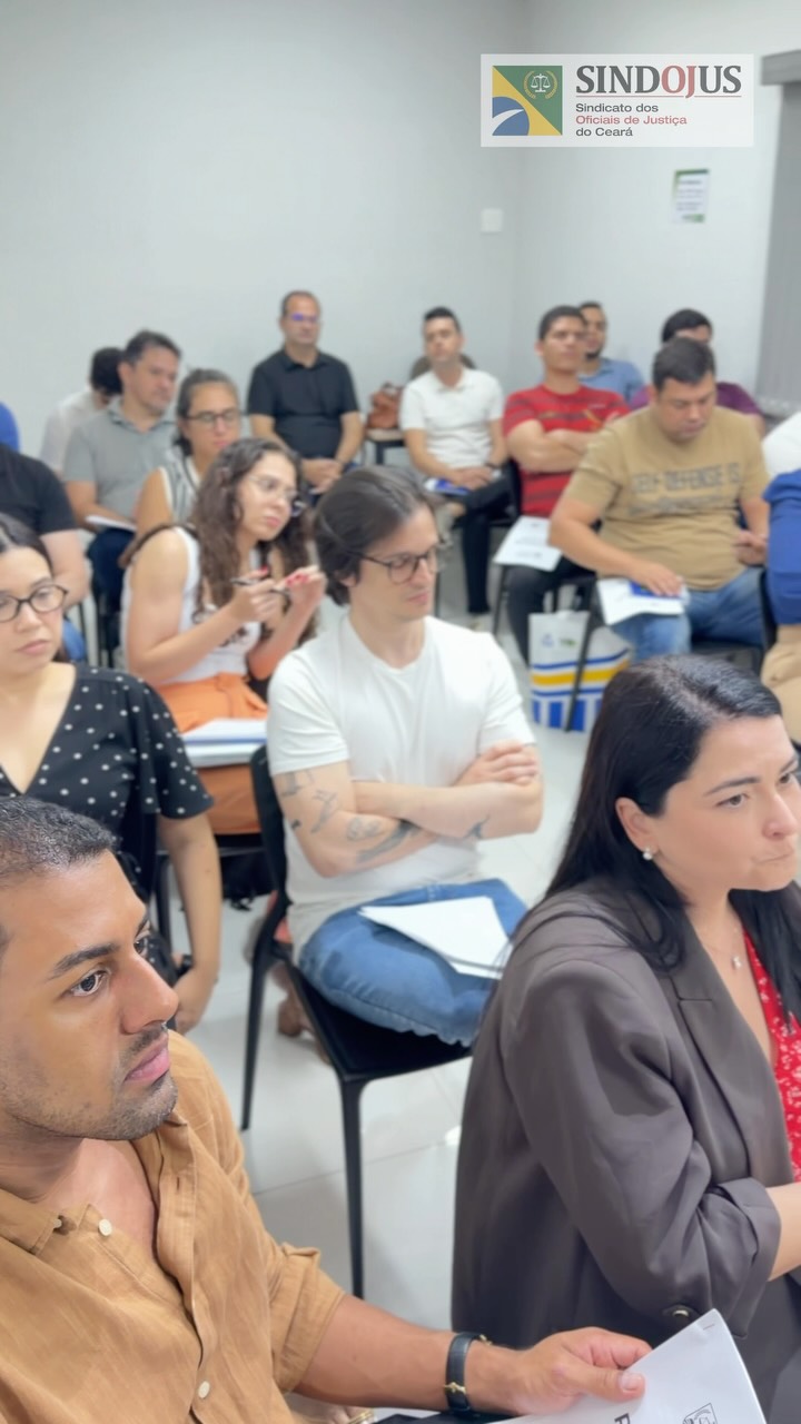 📌 Os 24 novos oficiais e oficialas de Justiça do TJCE – que tomaram posse em 1º de setembro – participaram, nos dias 4, 8, 9, 10 e 11 deste mês, na Escola Superior da Magistratura do Ceará (Esmec), do Curso de Formação de Servidores promovido pelo Poder Judiciário, em parceria com o Sindojus. Na oportunidade, o grupo pôde ter este primeiro contato com a instituição, conhecer a estrutura do TJ, além de conhecer um pouco mais da rotina de trabalho da nova profissão que irão desempenhar.

Além da formação na Esmec, o Sindojus realizou ainda, na sede da entidade, capacitação voltada para a prática da profissão, quando foram abordados temas como: Código de Processo Civil, Código de Processo Penal, Lei de Execuções Fiscais, Lei dos Juizados Especiais, Lei do Inquilinato, Lei Maria da Penha, Código Penal, além de outros dispositivos legais relacionados à atividade. Os encontros ocorreram nos dias 31 de agosto, 3, 10 e 11 de setembro.

📽️ Assista ao vídeo na íntegra e confira como foi a capacitação.

🔗 Quer saber mais? Leia a matéria completa no site (link na bio).

#cursodeformação #novosservidores #OficiaisdeJustiça #capacitação #SindojusCE