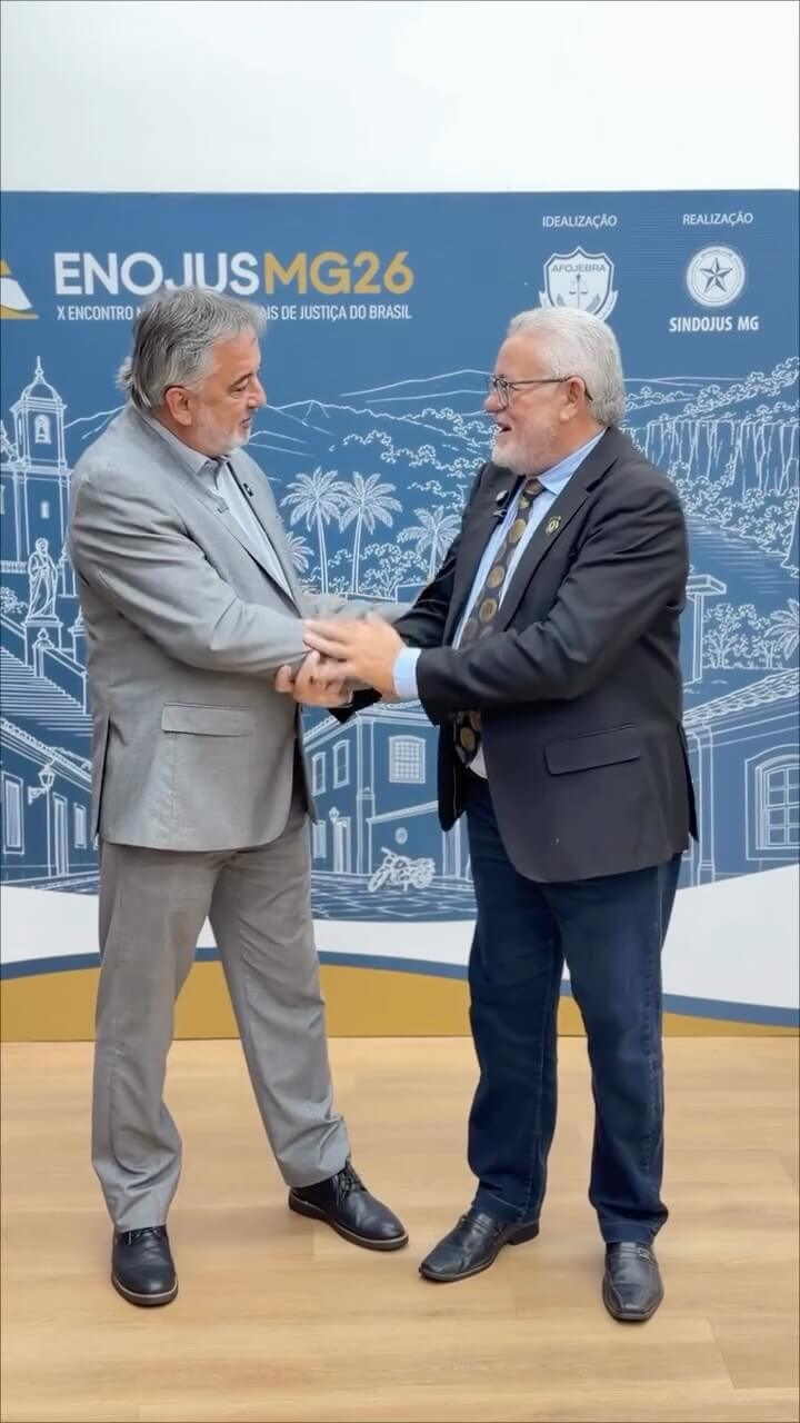 Após o sucesso da décima edição do Encontro Nacional dos Oficiais de Justiça (Enojus), realizado entre os dias 23 e 25 de setembro em Belo Horizonte, Minas Gerais, a categoria já volta os olhos para o próximo encontro nacional. O Ceará recebeu oficialmente o bastão para sediar o XI Enojus em novembro de 2027, em Fortaleza, em um evento que promete marcar a história da categoria pela grandiosidade, organização e tradicional hospitalidade do povo cearense.

Lideranças nacionais e estaduais manifestaram apoio e entusiasmo com a escolha do Ceará como sede. Cássio Prado, presidente da Associação dos Oficiais de Justiça do Estado de São Paulo (Aojesp), ressaltou que a presença de oficiais e oficialas de todo o país engrandecerá o encontro e apostou que o Ceará realizará um dos maiores Enojus de todos os tempos. 

📽️ Assista ao vídeo na íntegra!

#encontronacional #OficiaisdeJustiça #EnojusCE27 #SindojusCE