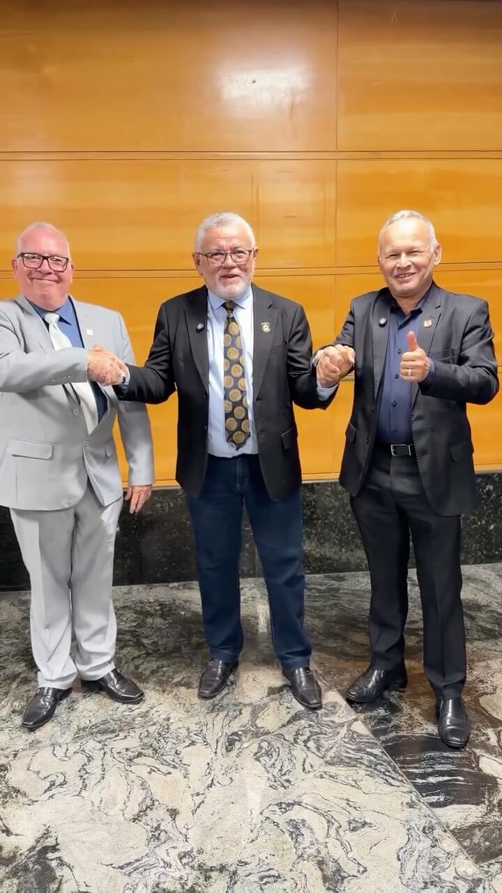 Após o sucesso da décima edição do Encontro Nacional dos Oficiais de Justiça (Enojus), realizado entre os dias 23 e 25 de setembro em Belo Horizonte, Minas Gerais, a categoria já volta os olhos para o próximo encontro nacional. O Ceará recebeu oficialmente o bastão para sediar o XI Enojus em novembro de 2027, em Fortaleza, em um evento que promete marcar a história da categoria pela grandiosidade, organização e tradicional hospitalidade do povo cearense.

Lideranças nacionais e estaduais manifestaram apoio e entusiasmo com a escolha do Ceará como sede. Joselito Bandeira Vicente e Iran Lordão Neto, presidente e diretor do Sindojus Paraíba, respectivamente, lembraram a trajetória desde o primeiro Enojus, realizado em 2013, em João Pessoa, e reforçaram o convite para que os paraibanos marquem presença em peso, sobretudo, pela proximidade com o estado vizinho. 

📽️ Assista ao vídeo na íntegra!

#encontronacional #OficiaisdeJustiça #EnojusCE27 #SindojusCE