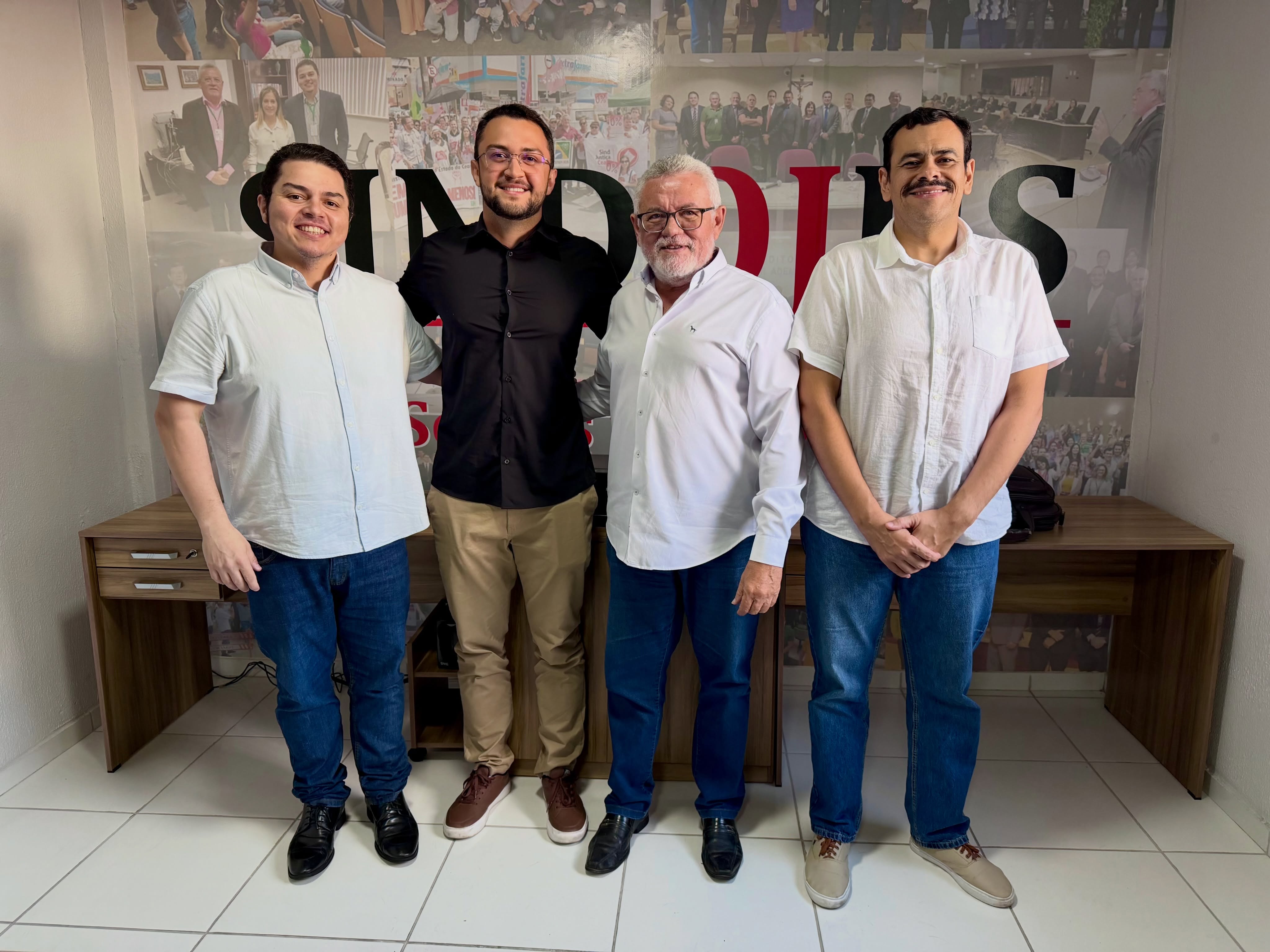 BOAS-VINDAS – A diretoria do Sindojus recebeu, na tarde de hoje, na sede da entidade, Saulo Ramos,  Oficial de Justiça que iniciará as atividades na comarca de Jijoca de Jericoacoara, no Litoral Oeste do Estado. Natural de Parnaíba, no Piauí, ele comentou que a possibilidade de assumir em Jijoca “caiu como uma luva”, pela proximidade com a sua cidade natal. Ele, que antes de ingressar na carreira era advogado, disse que as expectativas para assumir a nova profissão são as melhores. 

💬 “Eu sou uma pessoa que venho do litoral piauiense e vou estar dentro do litoral cearense, então para mim vai ser como estar em casa. A profissão de Oficial de Justiça me encanta muito. Foi o concurso que eu me dei melhor dentre os que fiz e esperei ansiosamente por isso, então quando surgiu a comarca de Jijoca para mim foi um presente de Deus na minha vida. Espero que eu consiga atender às expectativas da comarca”, afirmou.

O Sindojus, em nome de toda a categoria, dá as boas-vindas a Saulo e deseja sucesso nessa nova caminhada. 

#SindojusCE