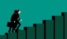 Homem subindo escada em formato de gráfico